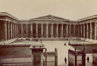 Vorderansicht des British Museum von English Photographer